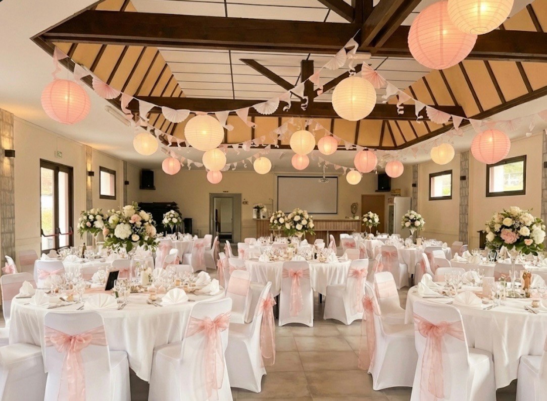 Salle avec lanternes pour mariage