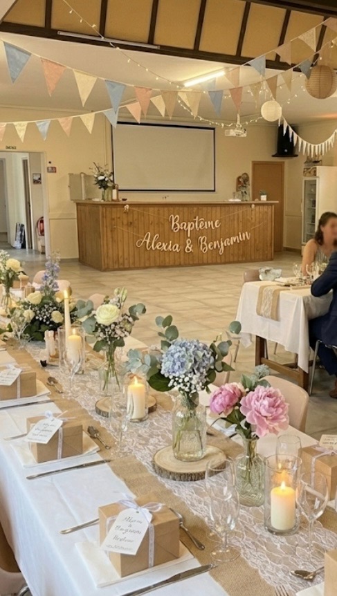 Salle pour baptême avec bar