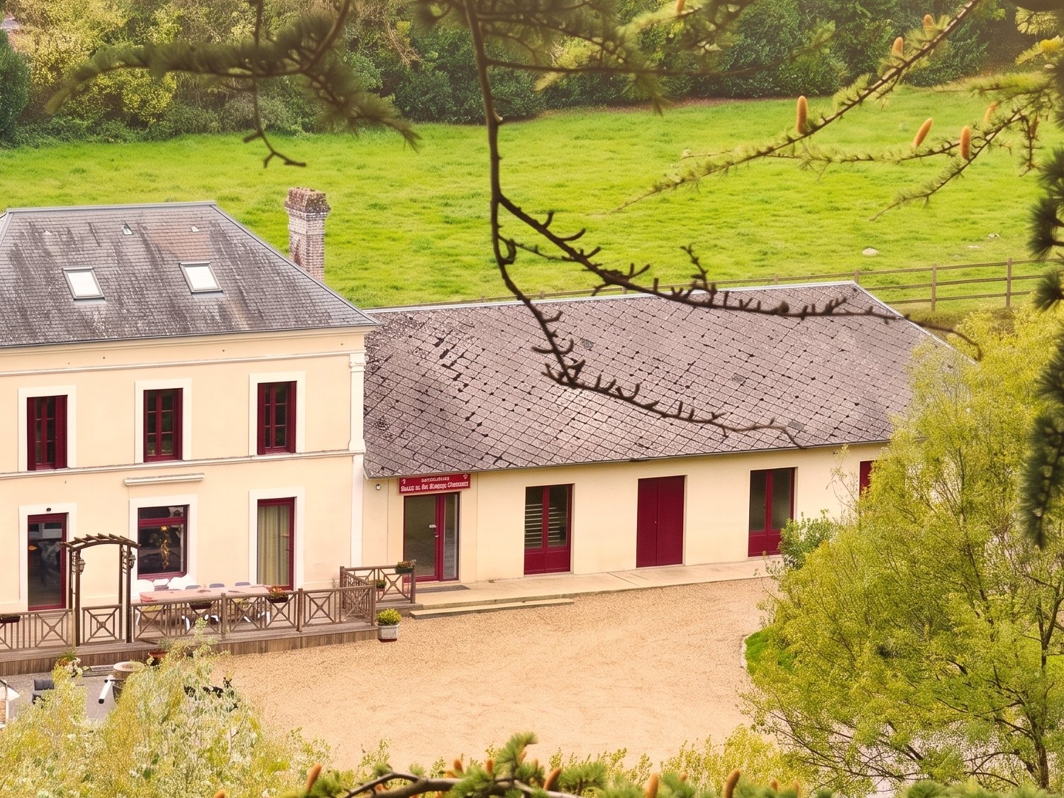 Vue aérienne du bâtiment de la salle de réception champêtre en Normandie